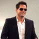 Josh Hopkins dans Men At Work